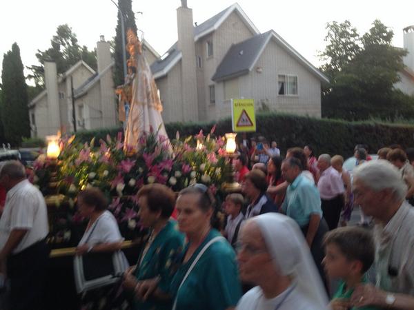 PozueloIN's tweet photo. La Virgen del Carmen por las calles de #Pozuelo Estación http://t.co/0ieOGtyBvv