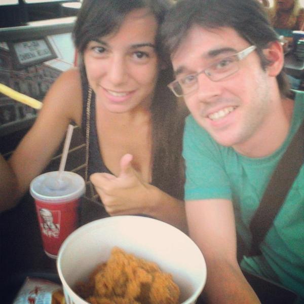ChocoCrysty's tweet photo. Tarde de compras y kfc con @jo_man92 http://t.co/dTgk4LCeTI