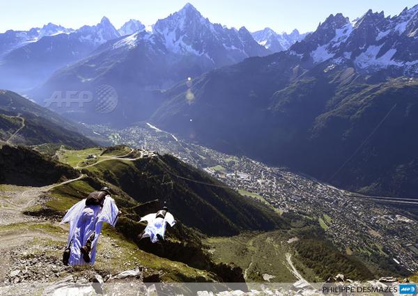 #instantané Vol en #wingsuit dans vallée de Chamonix  #AFP
