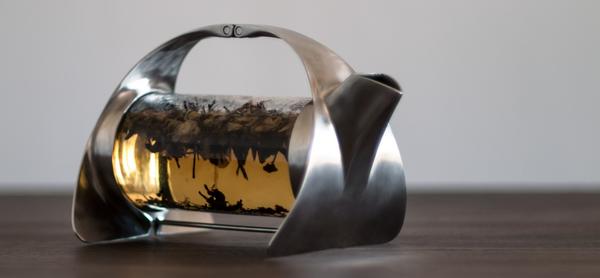 Gizmodo's tweet photo. This gorgeous teapot lets you watch your tea leaves brew http://t.co/DWaSb07opK http://t.co/MpfVU3IAaL