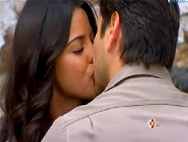 AngelaPerroni_'s tweet photo. RT @MaiteSonrieESP  #Capturas que hermosooo reencuentro de Esmeralda y Pablo #LaGata @MaiteOficial @DanArenas http://t.co/dPJGd21upC