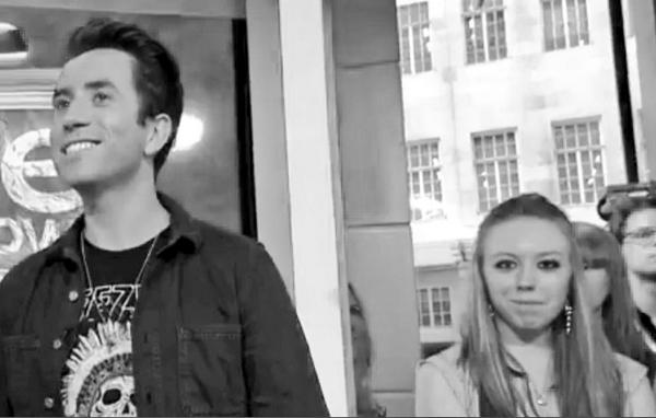 Caroliiiinaaa's tweet image. Cheeky look to camera with my new best bud on The One Show #oneshow #cameracrash @grimmers @BBCOne