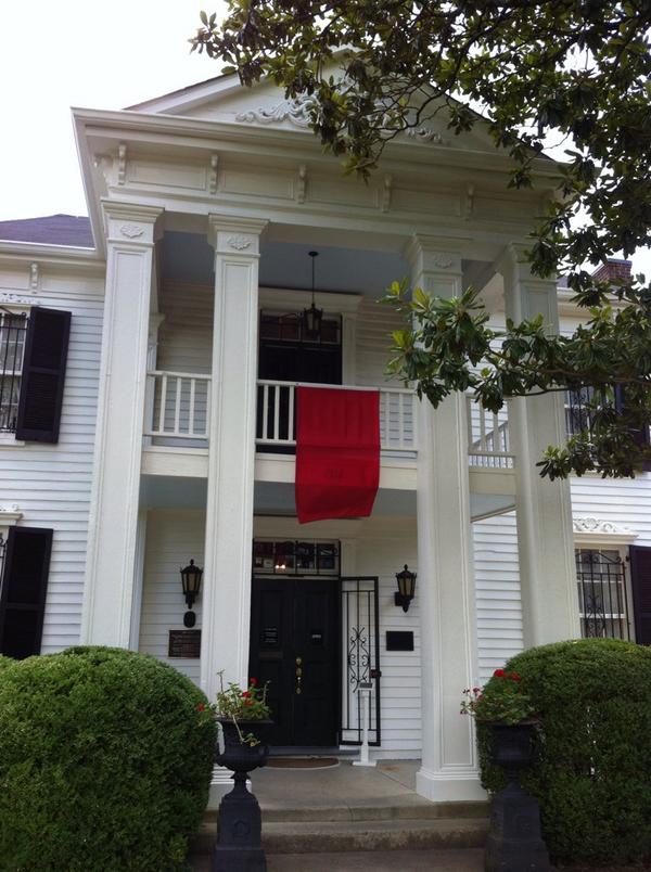 lbmccully's tweet photo. Great day in Franklin TN. #franklintn #carterhouse #lotzhouse #bunganutpig #summertime #girlsdayout http://t.co/nxVb4cRVtk