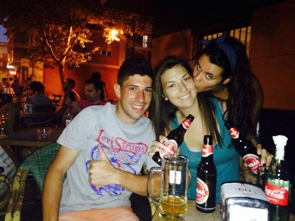 Fran_Ureta80's tweet photo. Hoy repetimos cervecitas y cena!! Con @Albux12 , @reichelrubio_ http://t.co/YkyMZBwZOj
