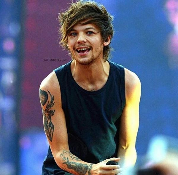 1DFandomSite's tweet photo. Awww louis @Louis_Tomlinson @onedirection #LouisTomlinson #onedirection http://t.co/P9wVGijtdt