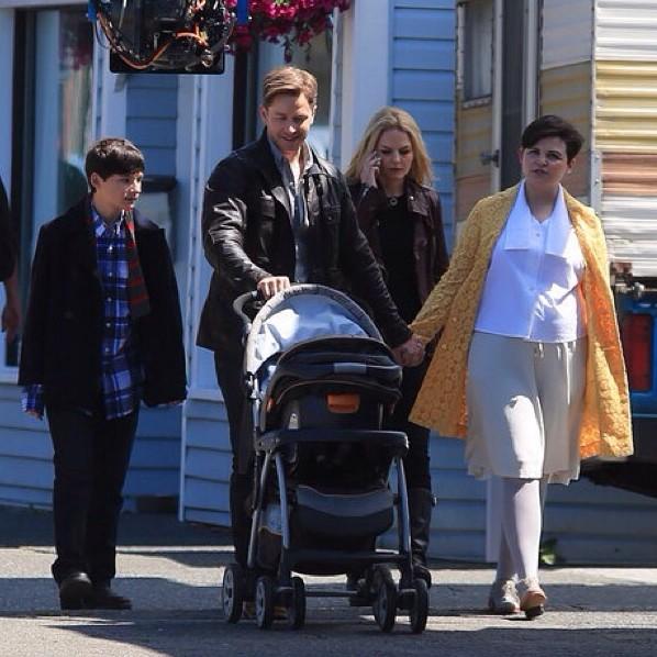 EmmaSwan_Spain's tweet photo. Con mi hermosa familia❤️ @Henry_Spain @Charming_Spain @Snow_Spain http://t.co/gfTffQYc6K