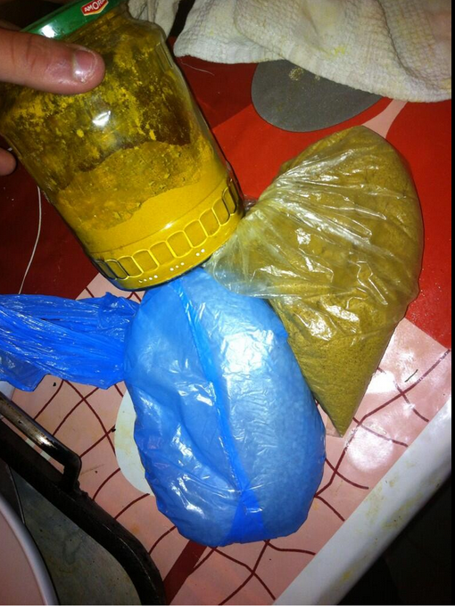 Bahoutelli's tweet photo. Il y a que chez les arabes et les noires que les épice sont emballé comme si c'était de la cock ou de l'héroine mdddr http://t.co/9j4fXK6AgQ