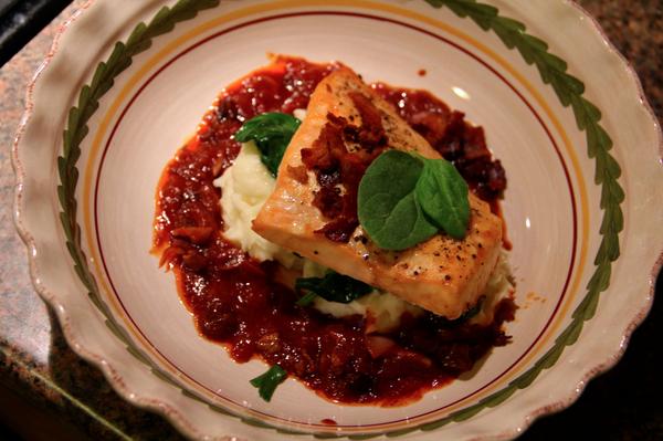 MySisterCanCook's tweet photo. Dinner #7 Crispy Salmon over Potato Puree, Spinach in a Bacon Red Wine Reduction #salmon #bacon #foodgasm #wine http://t.co/dUnbepwtRz