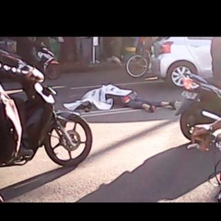 infobdg's tweet photo. #lalinBDG 08.11 : kecelakaan depan auto 2000 suci anak sekolah terlindas truk korban meninggal di tempat http://t.co/ckKLu4XKQd | @zullypst