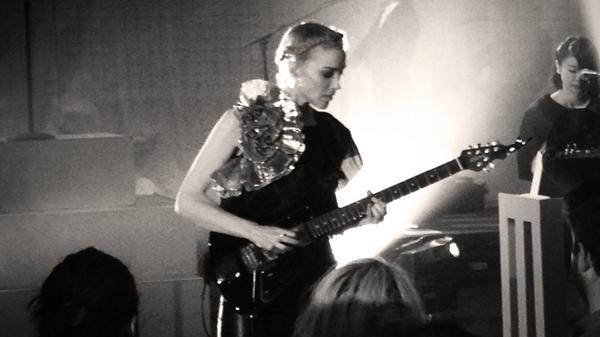 grahamjams's tweet photo. One of the best I've seen in a long time @st_vincent #liveonletterman #thesyn http://t.co/s8Mo9A40ZR