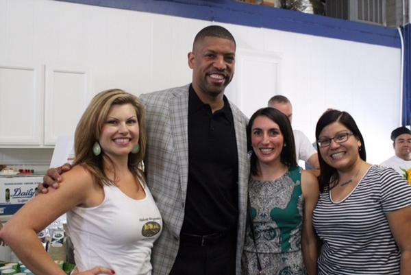 AbbottOrganics's tweet photo. @KJ_MayorJohnson Mr. Mayor, thank you for stopping by the farm to fork event today and supporting local growers! http://t.co/WgrRdxET7C
