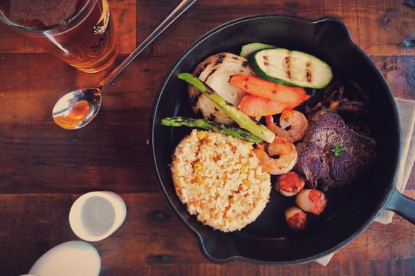 DamiSushi's tweet photo. We got a lot more than sushi! 🍣 Try one of our signature teppanyaki entrees your next visit. 🍴🍺🍶 #eatdami http://t.co/LKWbWt0xcL