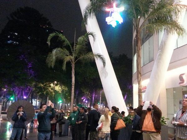 abelamto's tweet photo. Estoy viendo esto en la plaza reforma 222 #Drone #BrillaMéxico http://t.co/JsTfWm7og4