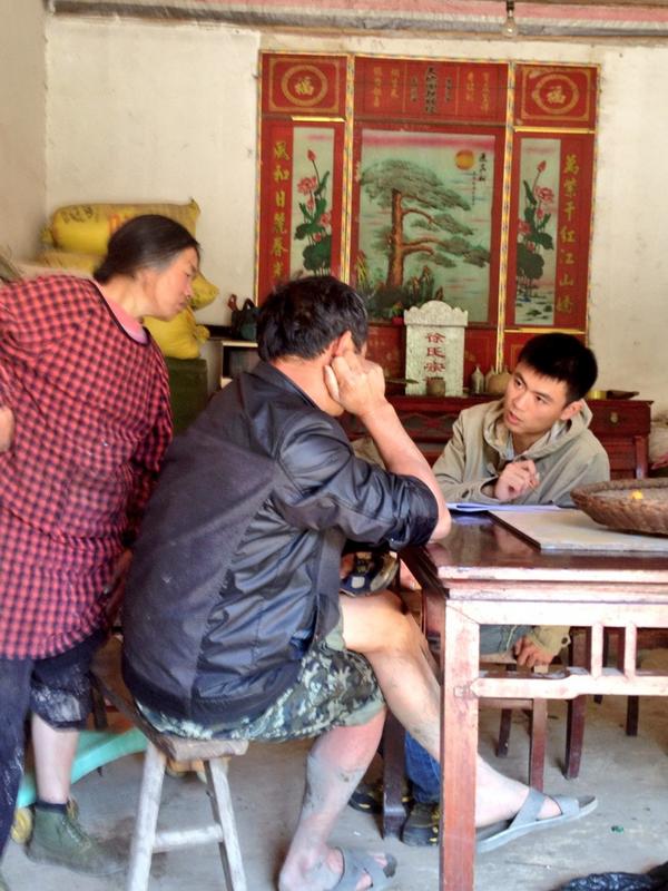 CongheSong's tweet photo. Qi Zhang is interviewing a farm household in Anhui, China. http://t.co/0HYX9Z6y2T