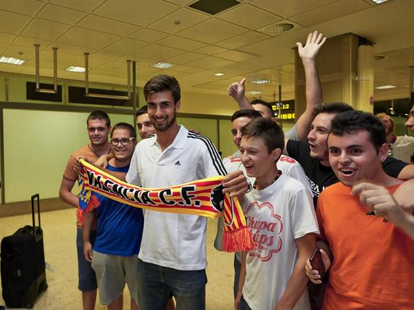 _AndreFTGomes's tweet photo. Eu soi muito feliz. Reconhecimento medico e direçao de Alemanha com meu novo companeros⚽ http://t.co/aOzY8HV8q1