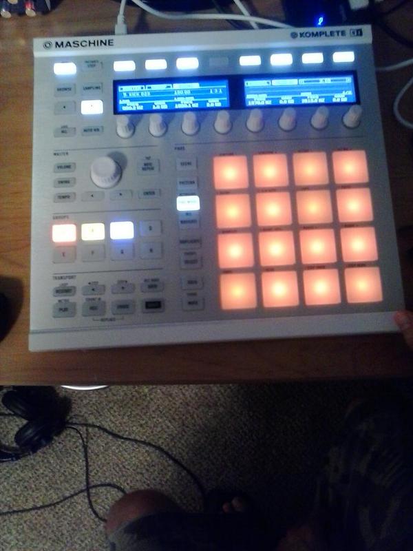 flo_glow's tweet photo. Putting in those studio hours!! #floglow #DetroitArtists http://t.co/8NFFzyEMdt