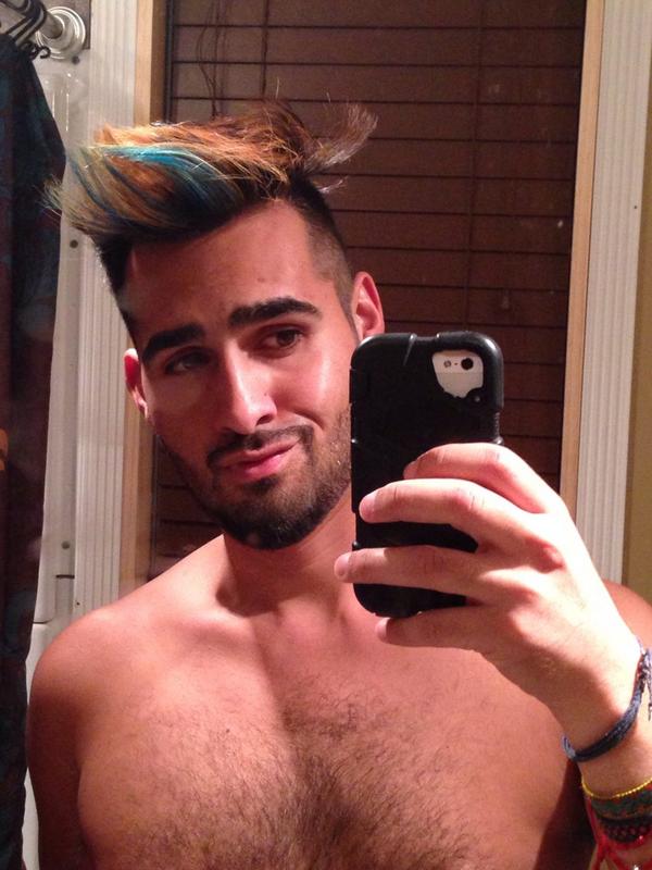 RitoAlvarado's tweet photo. Pues aquí.. Estrenando pelo!!! 

#CorteNuevo #Keratina #MechasAzules #SummerStyle #Loveit #Selfie #Hairdresser 😜👍 http://t.co/MSU9Q719jK