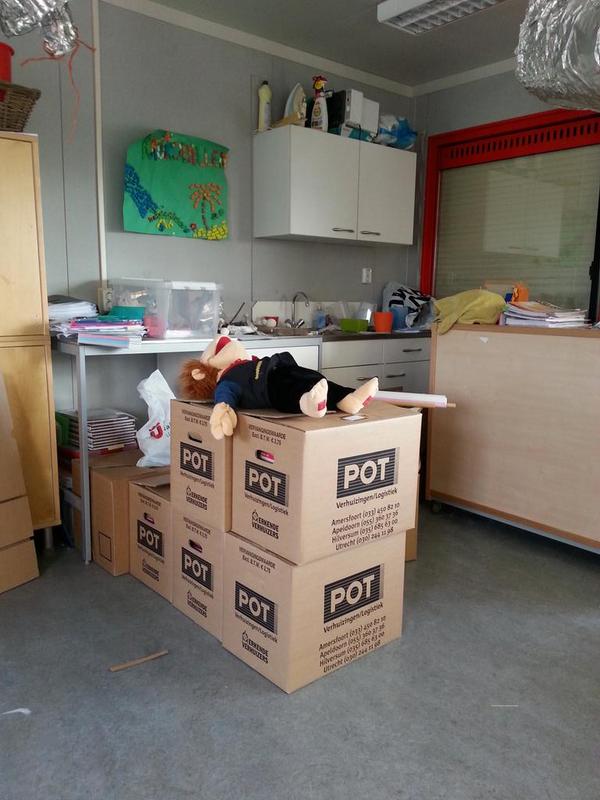 marikestaverman's tweet photo. Ahhh..vandaag de laatste dag in het noodgebouwtje waar het allemaal begon...@Jazzsingel de dozen staan al klaar! http://t.co/ovsJcvkoMG