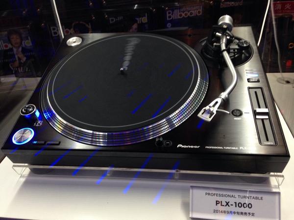 パイオニアさんにご招待いただき、アナログターンテーブルの発表会に来ました。またDJ 機器シーンが盛り上がりを
見せそうですね！