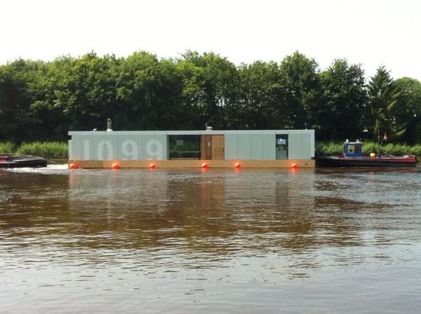 ArkenbouwPost's tweet photo. Watervilla op transport http://t.co/UMO7B05Q98