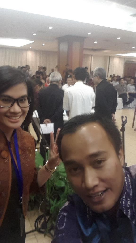 NWulaa's tweet photo. @kemenpu @republikaonline nyelfie di saat perkenalan http://t.co/Vpmwbb3Lyz.... selamat PUlang kampung http://t.co/GV6FbyHJrt
