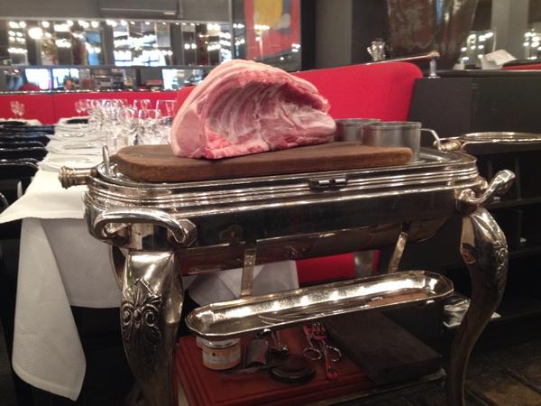 Wat eten we vanavond?! Erik van slagerij de Wit beent eens per werk een varken uit. Vanavond op de Carvery met salie!