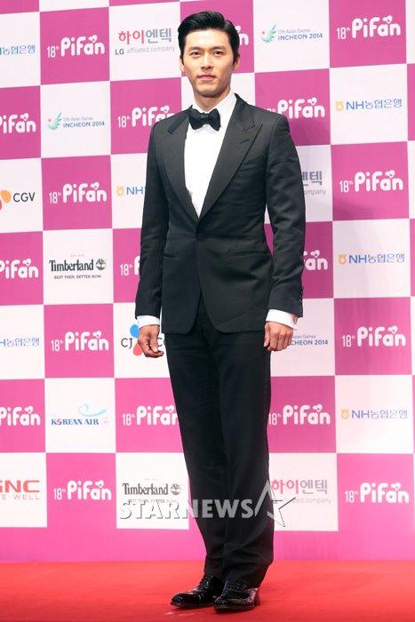 withhyunbin's tweet image. #hyunbin poses for photos upon arrival during 18th #PiFan opening ceremony!