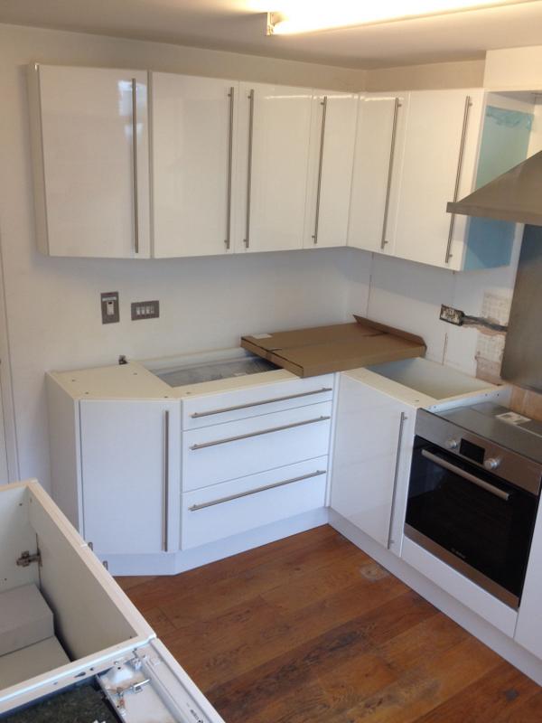 KitchenFitEMA's tweet photo. Day 3: Install #KitchenFit #LondonJob http://t.co/4wgFiexXji