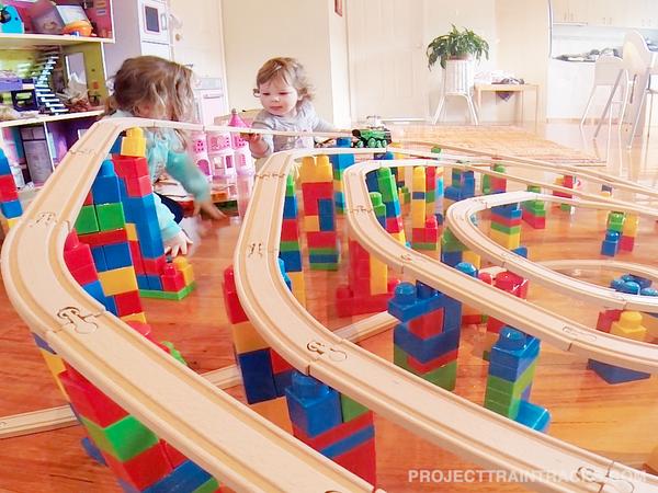 ProjTrainTracks's tweet photo. Our week 39 train set layout #toytrains #trainsets #trainlayout #ikea #toys #fun #awesome http://t.co/yVCAXzNvYp