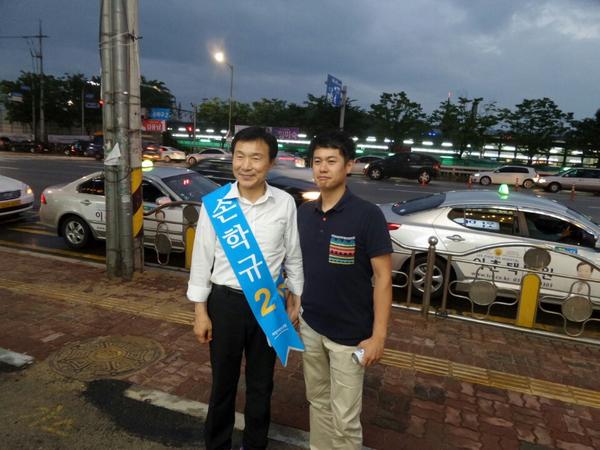 HQ_Sohn's tweet image. 오늘하루도 고생 많으셨습니다. 화서역 퇴근인사 - ＂문제는 정치다＂,＂민생에 답하라＂ 새정치민주연합 손학규 수원(병)팔달 국회의원 후보 [손학규 캠프] me2.do/5L4uZvDw
#손학규 #수원