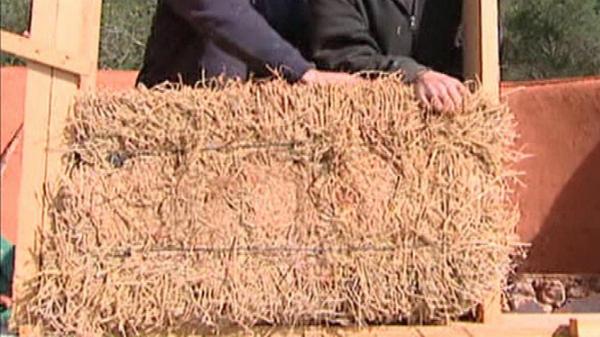 rtve's tweet photo. ¿La última moda? Construir paja. Sí, sí, mira este vídeo de @aquilatierratve http://t.co/tSQxF2FnZF http://t.co/VYMM93Z9TO