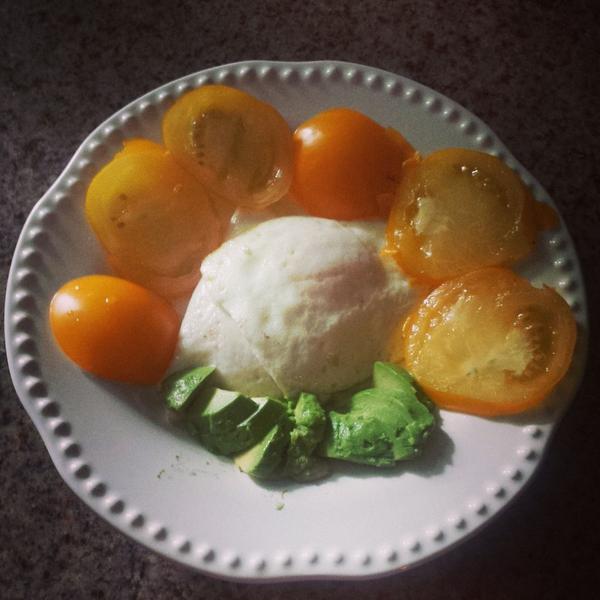 hotfitchick's tweet photo. Most important meal of the day! #breakfast #organiceggs #homegrowntomato #avacado #delicious #goodeats http://t.co/xjRu4qsq77
