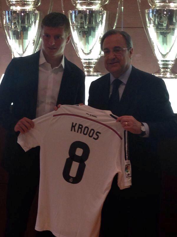 TheChips_Futbol's tweet photo. Toni Kroos es presentado con #RealMadrid portando el dorsal #8 http://t.co/N2aiVzMx3Y