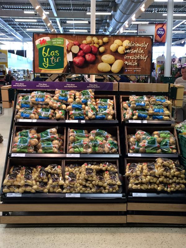 Display in Tesco Carmarthen looks amazing! <a href="/Puffinpaula/">Paula Davies </a> #Welshproduce at its best!
