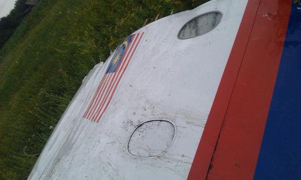 Un avión de Malaysia Airlines con 295 pasajeros a bordo se estrelló cerca de Donetsk Bswi0Q2CYAIJjIj