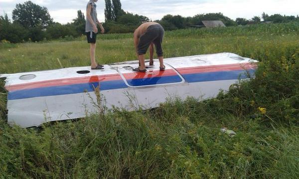Un avión de Malaysia Airlines con 295 pasajeros a bordo se estrelló cerca de Donetsk Bswi_mLCYAAq_xd