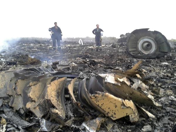 Un avión de Malaysia Airlines con 295 pasajeros a bordo se estrelló cerca de Donetsk Bswv_DACcAEI6bS