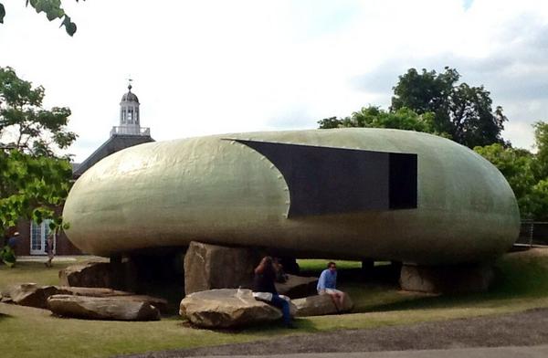 Yo Okada Howells 今年のサーペンタインギャラリーのパビリオンはチリの建築家スミルハン ラディックが担当 巨石が宇宙船のようなコクーン状の物体を支えている Http T Co Hhscxy27kl Http T Co Hdzxtb1fsz