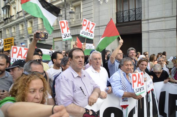 SocialcumbreS's tweet photo. Madrid miles de personas quieren parar #GENOCIDIOPALESTINO #GazaUnderAttack #17JSOSGaza #boicotIsrael #GazaBajoAtaque http://t.co/a9iF6jFFPr