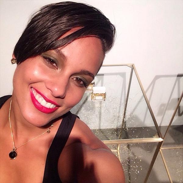 Macys's tweet photo. Our Beauty Expert caught up with @AliciaKeys to talk #GivenchyFlow, but first... #selfie! http://t.co/OTITqrpiOb http://t.co/OMN54YgCHE