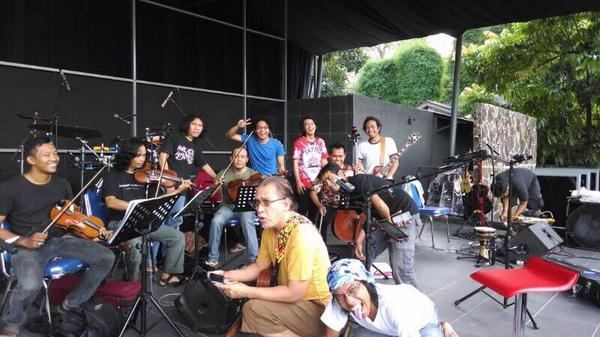 iwanfals's tweet photo. hehe dr latihan sore, tks, istirahat bae2 ye jaga kesehatan http://t.co/2qwu5l6r7r