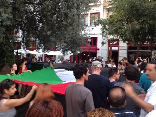 rocalca's tweet photo. Palma en suport al poble palestí:L'olivera d cort envoltada x 1 gran bandera d Palestina #17JSOSGaza @TaulaXPalestina http://t.co/brl5U5dciT