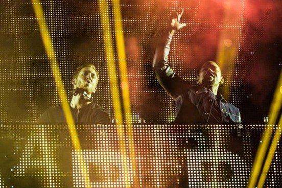 dancingastro's tweet photo. Will Smith soaks in dance music. Per @CalvinHarris' invite. http://t.co/IovmDKxLGn http://t.co/UiPk1188Ow