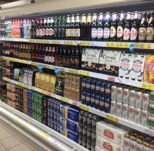 DianeMalone001's tweet photo. Beer remerch looking good in @5915Heacham ready for the holiday makers this weekend @hmpilling http://t.co/NLaouavXly