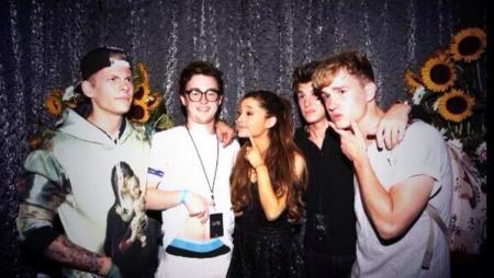 Rixtonsbaes's tweet image. this is such a cute picture ♡