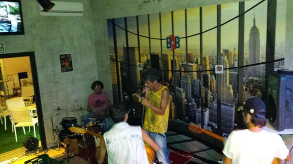 ByBcafecopas's tweet photo. Ya se encuentran en nuestra sala @ferdyDominguez  para hacernos vibrar http://t.co/IL9bRWj7QN