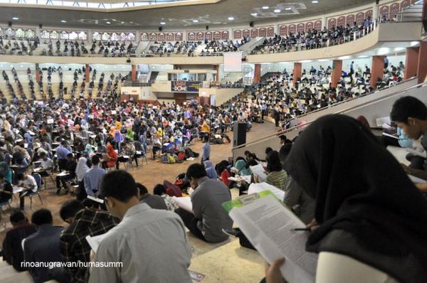UMMinfo's tweet photo. Camaba Meningkat, UMM Tak Tergoda Tambah Kuota Mahasiswa http://t.co/HLddVLel1r http://t.co/lJbj9CiPyA