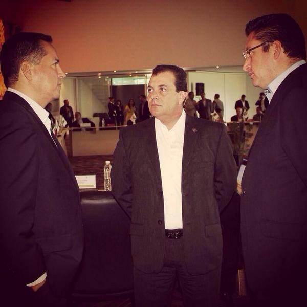 RaulDomgzRex's tweet photo. Un gusto reunirme con los responsables de desarrollo metropolitano de las entidades federativas. http://t.co/l2tUqYa9SA