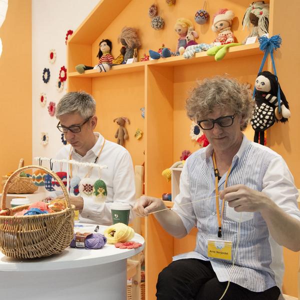 JapanHobbyShow's tweet photo. 【2014日本ホビーショー　プレイバック♪】アルネ&amp;カルロス（Arne&amp;Carlos）さんたちも来てくれましたね～(´∀｀)とっても楽し～セッションでした♪ #hobby #knit #ホビー http://t.co/leSe2nyPJS