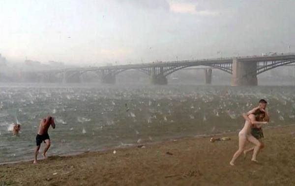 RevistaIstalk's tweet photo. #Istalk: Granizo transforma praia da Sibéria em cena de filme de guerra - Leia em http://t.co/qyXEsrI4pu http://t.co/cKcZ4h44iZ